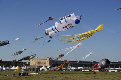 Festival der Riesendrachen auf dem Tempelhofer Feld in Berlin,  Berlin-Tempelhof-stock-foto
