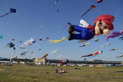 Festival der Riesendrachen auf dem Tempelhofer Feld in Berlin,  Berlin-Tempelhof-stock-foto