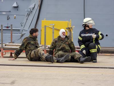 cntv Feuerwehrleute und Sanitaeter Aerzte Bundeswehrsoldaten und Hubschrauer leisten Erste Hilfe bei der Versorgung von von Verwundeten auf der Werft von Blom und Voss im Hamburger Hafen Uebung Massenanfall von verletzten Personen am dritten Tag der Red Storm Bravo Uebung Ziel ist es dabei, die Ablaeufe zwischen Bundeswehr und zivilen Behorrden besser einzuspielen 27.09.2025 Bundeswehruebung in Hamburg Red Storm Bravo in Hamburg vom 25.bis zum 27. September 2025 In Zusammenarbeit mit verschiedenen Organisationen Polizei und andre Hamburger Behoerden wurde im Hafen Gebiet ein fiktives NATO-Szenario geuebt, das eine ? vorbeugende Verlegung milit?rischer Kr?fte an die Ostgrenze des NATO-Gebietes erfordert mit ca 500 Soldaten sind im Einsa-stock-foto