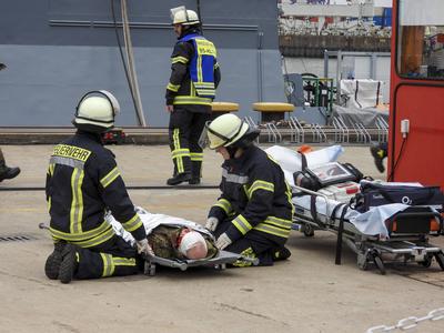 cntv Feuerwehrleute und Sanitaeter Aerzte Bundeswehrsoldaten und Hubschrauer leisten Erste Hilfe bei der Versorgung von von Verwundeten auf der Werft von Blom und Voss im Hamburger Hafen Uebung Massenanfall von verletzten Personen am dritten Tag der Red Storm Bravo Uebung Ziel ist es dabei, die Ablaeufe zwischen Bundeswehr und zivilen Behorrden besser einzuspielen 27.09.2025 Bundeswehruebung in Hamburg Red Storm Bravo in Hamburg vom 25.bis zum 27. September 2025 In Zusammenarbeit mit verschiedenen Organisationen Polizei und andre Hamburger Behoerden wurde im Hafen Gebiet ein fiktives NATO-Szenario geuebt, das eine ? vorbeugende Verlegung milit?rischer Kr?fte an die Ostgrenze des NATO-Gebietes erfordert mit ca 500 Soldaten sind im Einsa-stock-foto