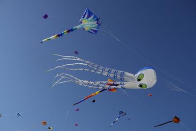 Festival der Riesendrachen auf dem Tempelhofer Feld in Berlin,  Berlin-Tempelhof-stock-foto