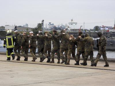 cntv Feuerwehrleute und Sanitaeter Aerzte Bundeswehrsoldaten und Hubschrauer leisten Erste Hilfe bei der Versorgung von von Verwundeten auf der Werft von Blom und Voss im Hamburger Hafen Uebung Massenanfall von verletzten Personen am dritten Tag der Red Storm Bravo Uebung Ziel ist es dabei, die Ablaeufe zwischen Bundeswehr und zivilen Behorrden besser einzuspielen 27.09.2025 Bundeswehruebung in Hamburg Red Storm Bravo in Hamburg vom 25.bis zum 27. September 2025 In Zusammenarbeit mit verschiedenen Organisationen Polizei und andre Hamburger Behoerden wurde im Hafen Gebiet ein fiktives NATO-Szenario geuebt, das eine ? vorbeugende Verlegung milit?rischer Kr?fte an die Ostgrenze des NATO-Gebietes erfordert mit ca 500 Soldaten sind im Einsa-stock-foto