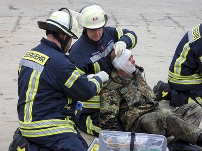 cntv Feuerwehrleute und Sanitaeter Aerzte Bundeswehrsoldaten und Hubschrauer leisten Erste Hilfe bei der Versorgung von von Verwundeten auf der Werft von Blom und Voss im Hamburger Hafen Uebung Massenanfall von verletzten Personen am dritten Tag der Red Storm Bravo Uebung Ziel ist es dabei, die Ablaeufe zwischen Bundeswehr und zivilen Behorrden besser einzuspielen 27.09.2025 Bundeswehruebung in Hamburg Red Storm Bravo in Hamburg vom 25.bis zum 27. September 2025 In Zusammenarbeit mit verschiedenen Organisationen Polizei und andre Hamburger Behoerden wurde im Hafen Gebiet ein fiktives NATO-Szenario geuebt, das eine ? vorbeugende Verlegung milit?rischer Kr?fte an die Ostgrenze des NATO-Gebietes erfordert mit ca 500 Soldaten sind im Einsa-stock-foto
