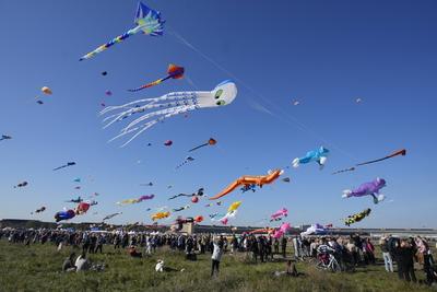 Festival der Riesendrachen auf dem Tempelhofer Feld in Berlin,  Berlin-Tempelhof-stock-foto