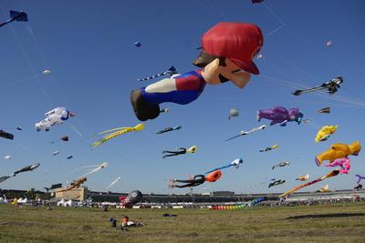 Festival der Riesendrachen auf dem Tempelhofer Feld in Berlin,  Berlin-Tempelhof-stock-foto