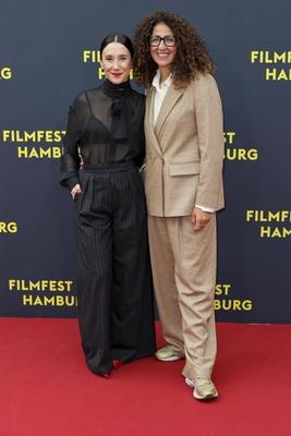 abb Sibel Kekilli Schauspielerin mit Malika Rabahallah Leiterin Film Fest zu Gast auf dem Roten Teppich bei der Kino Film Premiere Premiere Film Yunan auf dem Filmfest Hamburg im Cinemaxx Kino am Dammtor am 27.09.2025 in Hamburg Hamburg Deutschland *** abb Sibel Kekilli Actress with Malika Rabahallah Head of Film Fest on the Red Carpet at the Cinema Premiere Premiere Film Yunan at Filmfest Hamburg at Cinemaxx Kino am Dammtor on September 27, 2025 in Hamburg Hamburg Germany-stock-foto