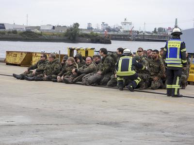 cntv Feuerwehrleute und Sanitaeter Aerzte Bundeswehrsoldaten und Hubschrauer leisten Erste Hilfe bei der Versorgung von von Verwundeten auf der Werft von Blom und Voss im Hamburger Hafen Uebung Massenanfall von verletzten Personen am dritten Tag der Red Storm Bravo Uebung Ziel ist es dabei, die Ablaeufe zwischen Bundeswehr und zivilen Behorrden besser einzuspielen 27.09.2025 Bundeswehruebung in Hamburg Red Storm Bravo in Hamburg vom 25.bis zum 27. September 2025 In Zusammenarbeit mit verschiedenen Organisationen Polizei und andre Hamburger Behoerden wurde im Hafen Gebiet ein fiktives NATO-Szenario geuebt, das eine ? vorbeugende Verlegung milit?rischer Kr?fte an die Ostgrenze des NATO-Gebietes erfordert mit ca 500 Soldaten sind im Einsa-stock-foto