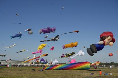 Festival der Riesendrachen auf dem Tempelhofer Feld in Berlin,  Berlin-Tempelhof-stock-foto