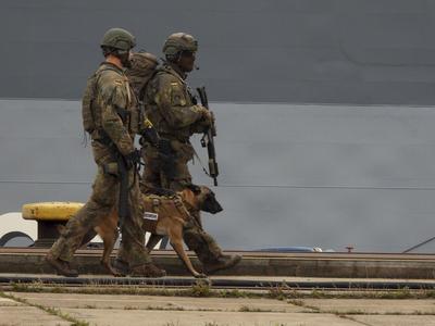 cntv Bewaffnete Soldenten sichern den Abtransport verletzer Soldaten , sie werden ausgeflogen mit dem Bundeswhr Hubschrauer Erste Hilfe bei der Versorgung von von Verwundeten auf der Werft von Blom und Voss im Hamburger Hafen Uebung Massenanfall von verletzten Personen am dritten Tag der Red Storm Bravo Uebung Ziel ist es dabei, die Ablaeufe zwischen Bundeswehr und zivilen Behorrden besser einzuspielen 27.09.2025 Bundeswehruebung in Hamburg Red Storm Bravo in Hamburg vom 25.bis zum 27. September 2025 In Zusammenarbeit mit verschiedenen Organisationen Polizei und andre Hamburger Behoerden wurde im Hafen Gebiet ein fiktives NATO-Szenario geuebt, das eine ? vorbeugende Verlegung milit?rischer Kr?fte an die Ostgrenze des NATO-Gebietes erfo-stock-foto