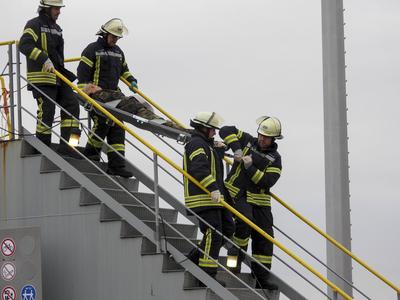 cntv Feuerwehrleute und Sanitaeter Aerzte Bundeswehrsoldaten und Hubschrauer leisten Erste Hilfe bei der Versorgung von von Verwundeten auf der Werft von Blom und Voss im Hamburger Hafen Uebung Massenanfall von verletzten Personen am dritten Tag der Red Storm Bravo Uebung Ziel ist es dabei, die Ablaeufe zwischen Bundeswehr und zivilen Behorrden besser einzuspielen 27.09.2025 Bundeswehruebung in Hamburg Red Storm Bravo in Hamburg vom 25.bis zum 27. September 2025 In Zusammenarbeit mit verschiedenen Organisationen Polizei und andre Hamburger Behoerden wurde im Hafen Gebiet ein fiktives NATO-Szenario geuebt, das eine ? vorbeugende Verlegung milit?rischer Kr?fte an die Ostgrenze des NATO-Gebietes erfordert mit ca 500 Soldaten sind im Einsa-stock-foto