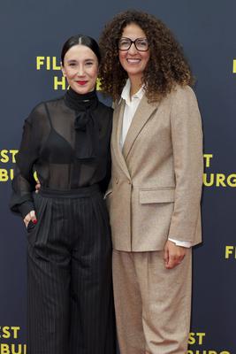 abb Sibel Kekilli Schauspielerin mit Malika Rabahallah Leiterin Film Fest zu Gast auf dem Roten Teppich bei der Kino Film Premiere Premiere Film Yunan auf dem Filmfest Hamburg im Cinemaxx Kino am Dammtor am 27.09.2025 in Hamburg Hamburg Deutschland *** abb Sibel Kekilli Actress with Malika Rabahallah Head of Film Fest on the Red Carpet at the Cinema Premiere Premiere Film Yunan at Filmfest Hamburg at Cinemaxx Kino am Dammtor on September 27, 2025 in Hamburg Hamburg Germany-stock-foto