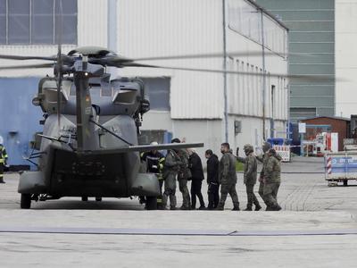 cntv Verletzte Soldaten werden ausgeflogen mit dem Bundeswhr Hubschrauer Erste Hilfe bei der Versorgung von von Verwundeten auf der Werft von Blom und Voss im Hamburger Hafen Uebung Massenanfall von verletzten Personen am dritten Tag der Red Storm Bravo Uebung Ziel ist es dabei, die Ablaeufe zwischen Bundeswehr und zivilen Behorrden besser einzuspielen 27.09.2025 Bundeswehruebung in Hamburg Red Storm Bravo in Hamburg vom 25.bis zum 27. September 2025 In Zusammenarbeit mit verschiedenen Organisationen Polizei und andre Hamburger Behoerden wurde im Hafen Gebiet ein fiktives NATO-Szenario geuebt, das eine ? vorbeugende Verlegung milit?rischer Kr?fte an die Ostgrenze des NATO-Gebietes erfordert mit ca 500 Soldaten sind im Einsatz Hamburg-stock-foto