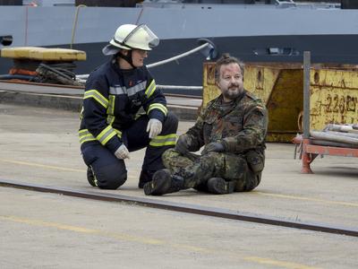 cntv Feuerwehrleute und Sanitaeter Aerzte Bundeswehrsoldaten und Hubschrauer leisten Erste Hilfe bei der Versorgung von von Verwundeten auf der Werft von Blom und Voss im Hamburger Hafen Uebung Massenanfall von verletzten Personen am dritten Tag der Red Storm Bravo Uebung Ziel ist es dabei, die Ablaeufe zwischen Bundeswehr und zivilen Behorrden besser einzuspielen 27.09.2025 Bundeswehruebung in Hamburg Red Storm Bravo in Hamburg vom 25.bis zum 27. September 2025 In Zusammenarbeit mit verschiedenen Organisationen Polizei und andre Hamburger Behoerden wurde im Hafen Gebiet ein fiktives NATO-Szenario geuebt, das eine ? vorbeugende Verlegung milit?rischer Kr?fte an die Ostgrenze des NATO-Gebietes erfordert mit ca 500 Soldaten sind im Einsa-stock-foto