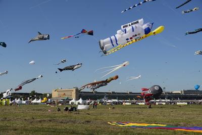 Festival der Riesendrachen auf dem Tempelhofer Feld in Berlin,  Berlin-Tempelhof-stock-foto