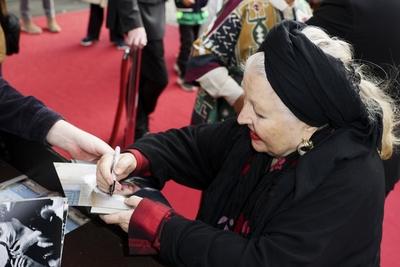 abb Hanna Schygulla Schauspielerin schreibt Autogramme fuer ihre Fans zu Gast auf dem Roten Teppich bei der Kino Film Premiere Premiere Film Yunan auf dem Filmfest Hamburg im Cinemaxx Kino am Dammtor am 27.09.2025 in Hamburg Hamburg Deutschland *** abb Hanna Schygulla actress signs autographs for her fans as a guest on the red carpet at the premiere of the movie Yunan at the Filmfest Hamburg at Cinemaxx Kino am Dammtor on September 27, 2025 in Hamburg Hamburg Germany-stock-foto