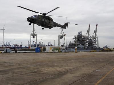cntv Verletzte Soldaten werden ausgeflogen mit dem Bundeswhr Hubschrauer Erste Hilfe bei der Versorgung von von Verwundeten auf der Werft von Blom und Voss im Hamburger Hafen Uebung Massenanfall von verletzten Personen am dritten Tag der Red Storm Bravo Uebung Ziel ist es dabei, die Ablaeufe zwischen Bundeswehr und zivilen Behorrden besser einzuspielen 27.09.2025 Bundeswehruebung in Hamburg Red Storm Bravo in Hamburg vom 25.bis zum 27. September 2025 In Zusammenarbeit mit verschiedenen Organisationen Polizei und andre Hamburger Behoerden wurde im Hafen Gebiet ein fiktives NATO-Szenario geuebt, das eine ? vorbeugende Verlegung milit?rischer Kr?fte an die Ostgrenze des NATO-Gebietes erfordert mit ca 500 Soldaten sind im Einsatz Hamburg-stock-foto