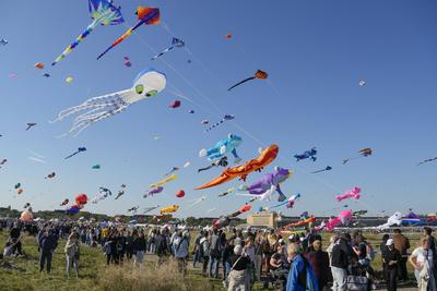 Festival der Riesendrachen auf dem Tempelhofer Feld in Berlin,  Berlin-Tempelhof-stock-foto