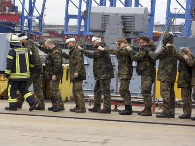 cntv Feuerwehrleute und Sanitaeter Aerzte Bundeswehrsoldaten und Hubschrauer leisten Erste Hilfe bei der Versorgung von von Verwundeten auf der Werft von Blom und Voss im Hamburger Hafen Uebung Massenanfall von verletzten Personen am dritten Tag der Red Storm Bravo Uebung Ziel ist es dabei, die Ablaeufe zwischen Bundeswehr und zivilen Behorrden besser einzuspielen 27.09.2025 Bundeswehruebung in Hamburg Red Storm Bravo in Hamburg vom 25.bis zum 27. September 2025 In Zusammenarbeit mit verschiedenen Organisationen Polizei und andre Hamburger Behoerden wurde im Hafen Gebiet ein fiktives NATO-Szenario geuebt, das eine ? vorbeugende Verlegung milit?rischer Kr?fte an die Ostgrenze des NATO-Gebietes erfordert mit ca 500 Soldaten sind im Einsa-stock-foto