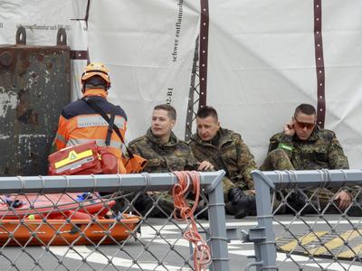 cntv Feuerwehrleute und Sanitaeter Aerzte Bundeswehrsoldaten und Hubschrauer leisten Erste Hilfe bei der Versorgung von von Verwundeten auf der Werft von Blom und Voss im Hamburger Hafen Uebung Massenanfall von verletzten Personen am dritten Tag der Red Storm Bravo Uebung Ziel ist es dabei, die Ablaeufe zwischen Bundeswehr und zivilen Behorrden besser einzuspielen 27.09.2025 Bundeswehruebung in Hamburg Red Storm Bravo in Hamburg vom 25.bis zum 27. September 2025 In Zusammenarbeit mit verschiedenen Organisationen Polizei und andre Hamburger Behoerden wurde im Hafen Gebiet ein fiktives NATO-Szenario geuebt, das eine ? vorbeugende Verlegung milit?rischer Kr?fte an die Ostgrenze des NATO-Gebietes erfordert mit ca 500 Soldaten sind im Einsa-stock-foto