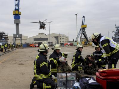 cntv Feuerwehrleute und Sanitaeter Aerzte Bundeswehrsoldaten und Hubschrauer leisten Erste Hilfe bei der Versorgung von von Verwundeten auf der Werft von Blom und Voss im Hamburger Hafen Uebung Massenanfall von verletzten Personen am dritten Tag der Red Storm Bravo Uebung Ziel ist es dabei, die Ablaeufe zwischen Bundeswehr und zivilen Behorrden besser einzuspielen 27.09.2025 Bundeswehruebung in Hamburg Red Storm Bravo in Hamburg vom 25.bis zum 27. September 2025 In Zusammenarbeit mit verschiedenen Organisationen Polizei und andre Hamburger Behoerden wurde im Hafen Gebiet ein fiktives NATO-Szenario geuebt, das eine ? vorbeugende Verlegung milit?rischer Kr?fte an die Ostgrenze des NATO-Gebietes erfordert mit ca 500 Soldaten sind im Einsa-stock-foto