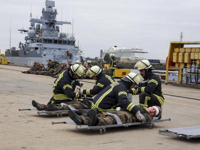 cntv Feuerwehrleute und Sanitaeter Aerzte Bundeswehrsoldaten und Hubschrauer leisten Erste Hilfe bei der Versorgung von von Verwundeten auf der Werft von Blom und Voss im Hamburger Hafen Uebung Massenanfall von verletzten Personen am dritten Tag der Red Storm Bravo Uebung Ziel ist es dabei, die Ablaeufe zwischen Bundeswehr und zivilen Behorrden besser einzuspielen 27.09.2025 Bundeswehruebung in Hamburg Red Storm Bravo in Hamburg vom 25.bis zum 27. September 2025 In Zusammenarbeit mit verschiedenen Organisationen Polizei und andre Hamburger Behoerden wurde im Hafen Gebiet ein fiktives NATO-Szenario geuebt, das eine ? vorbeugende Verlegung milit?rischer Kr?fte an die Ostgrenze des NATO-Gebietes erfordert mit ca 500 Soldaten sind im Einsa-stock-foto