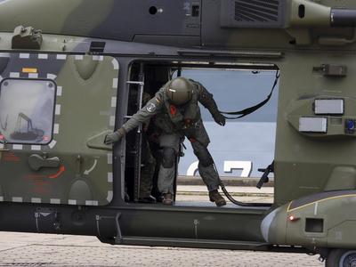 cntv Feuerwehrleute und Sanitaeter Aerzte Bundeswehrsoldaten und Hubschrauer leisten Erste Hilfe bei der Versorgung von von Verwundeten auf der Werft von Blom und Voss im Hamburger Hafen Uebung Massenanfall von verletzten Personen am dritten Tag der Red Storm Bravo Uebung Ziel ist es dabei, die Ablaeufe zwischen Bundeswehr und zivilen Behorrden besser einzuspielen 27.09.2025 Bundeswehruebung in Hamburg Red Storm Bravo in Hamburg vom 25.bis zum 27. September 2025 In Zusammenarbeit mit verschiedenen Organisationen Polizei und andre Hamburger Behoerden wurde im Hafen Gebiet ein fiktives NATO-Szenario geuebt, das eine ? vorbeugende Verlegung milit?rischer Kr?fte an die Ostgrenze des NATO-Gebietes erfordert mit ca 500 Soldaten sind im Einsa-stock-foto