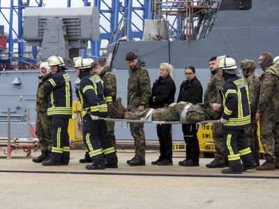 cntv Feuerwehrleute und Sanitaeter Aerzte Bundeswehrsoldaten und Hubschrauer leisten Erste Hilfe bei der Versorgung von von Verwundeten auf der Werft von Blom und Voss im Hamburger Hafen Uebung Massenanfall von verletzten Personen am dritten Tag der Red Storm Bravo Uebung Ziel ist es dabei, die Ablaeufe zwischen Bundeswehr und zivilen Behorrden besser einzuspielen 27.09.2025 Bundeswehruebung in Hamburg Red Storm Bravo in Hamburg vom 25.bis zum 27. September 2025 In Zusammenarbeit mit verschiedenen Organisationen Polizei und andre Hamburger Behoerden wurde im Hafen Gebiet ein fiktives NATO-Szenario geuebt, das eine ? vorbeugende Verlegung milit?rischer Kr?fte an die Ostgrenze des NATO-Gebietes erfordert mit ca 500 Soldaten sind im Einsa-stock-foto