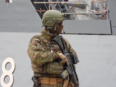 cntv Bewaffnete Soldenten sichern den Abtransport verletzer Soldaten , sie werden ausgeflogen mit dem Bundeswhr Hubschrauer Erste Hilfe bei der Versorgung von von Verwundeten auf der Werft von Blom und Voss im Hamburger Hafen Uebung Massenanfall von verletzten Personen am dritten Tag der Red Storm Bravo Uebung Ziel ist es dabei, die Ablaeufe zwischen Bundeswehr und zivilen Behorrden besser einzuspielen 27.09.2025 Bundeswehruebung in Hamburg Red Storm Bravo in Hamburg vom 25.bis zum 27. September 2025 In Zusammenarbeit mit verschiedenen Organisationen Polizei und andre Hamburger Behoerden wurde im Hafen Gebiet ein fiktives NATO-Szenario geuebt, das eine ? vorbeugende Verlegung milit?rischer Kr?fte an die Ostgrenze des NATO-Gebietes erfo-stock-foto