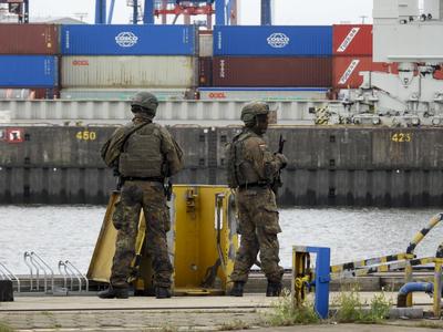 cntv Bewaffnete Soldenten sichern den Abtransport verletzer Soldaten , sie werden ausgeflogen mit dem Bundeswhr Hubschrauer Erste Hilfe bei der Versorgung von von Verwundeten auf der Werft von Blom und Voss im Hamburger Hafen Uebung Massenanfall von verletzten Personen am dritten Tag der Red Storm Bravo Uebung Ziel ist es dabei, die Ablaeufe zwischen Bundeswehr und zivilen Behorrden besser einzuspielen 27.09.2025 Bundeswehruebung in Hamburg Red Storm Bravo in Hamburg vom 25.bis zum 27. September 2025 In Zusammenarbeit mit verschiedenen Organisationen Polizei und andre Hamburger Behoerden wurde im Hafen Gebiet ein fiktives NATO-Szenario geuebt, das eine ? vorbeugende Verlegung milit?rischer Kr?fte an die Ostgrenze des NATO-Gebietes erfo-stock-foto