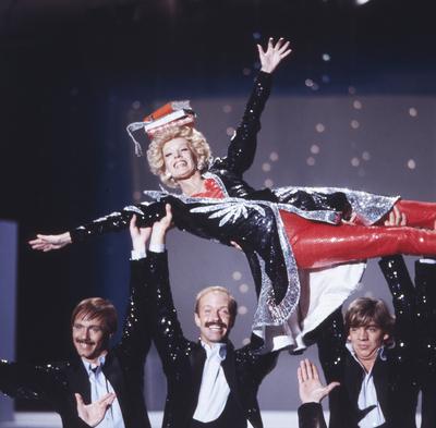 Gisela Schl?ter Gisela Schl?ter, deutsche Kabarettistin und Schauspielerin, mit T?nzerin in einer Fernsehshow, Deutschl-stock-foto