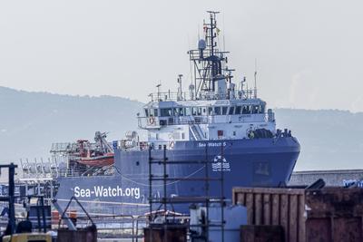 Sea Watch 5 arrives in Naples-stock-foto