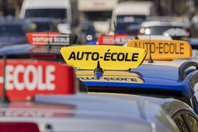 Demonstration by driving schools-stock-foto