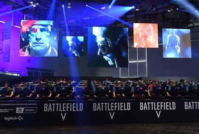 gamescom 2018 am 21 08 2018 in der Koelnmesse in K?ln Besucher der Gamescom spielen vor Monitoren a-stock-foto