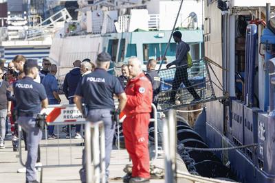 Sea Watch 5 arrives in Naples-stock-foto