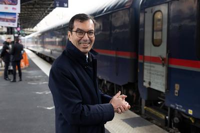 Paris, France, December 12, 2023 - SNCF s president Jean Pierre Farandou attends the arrival of the Berlin Paris night t-stock-foto