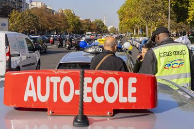 Demonstration by driving schools-stock-foto