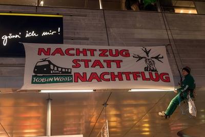 Protest von Robin Wood gegen die Abschaffung von DB Nachtzuegen von Berlin nach Paris die Berliner Hauptbahnhof-stock-foto