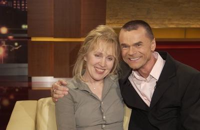 Bildnummer: 55020037  Datum: 04.04.2005  Copyright: imago/Horst GaluschkaJ?rgen Domian Nacht f?r Nacht spricht Eins Live-Moderator J?rgen Domian mit Anrufern ?ber Liebe und Leid. In Menschen bei Maischberger spricht Deutschlands bekanntester Telefon-Seelsorger ?ber sein Leben als Nachtfalke und die Schattenseiten des Jobs. Annette Humpe Die Ikone der Neuen Deutschen Welle glaubt nicht mehr an die gro?e Liebe. Ich brauche keinen Mann im Haus, ich bin eine gl?ckliche Singlefrau. In Menschen bei Maischberger spricht Annette Humpe ?ber ihre Entscheidung gegen die Ehe und ihr Comeback    People Shooting xo0x kbdig xns 2005 quer Annette Humpe J?rgen Domian J?rgen Domian Humpe Annette Kopf Portrait talk 2005 Bildnummer 55020037 Date 04 04 2005 Copyright Imago Horst Galuschka J?rgen Domian Night for Night speaks One Live presenter J?rgen Domian with Callers above Love and Suffering in People at Maischberger speaks Germany known Phone Chaplains above be Life as Night hawk and the Dark sides the Jobs Annette Humpe the Icon the New German Wave believe not more to the Size Love I need Do not Man in House I am a Happy  in People at Maischberger speaks Annette Humpe above theirs Decision against the Marriage and her Comeback  Celebrities Shooting xo0x Kbdig xns 2005 horizontal Annette Humpe J?rgen Domian J?rgen Domian Humpe Annette Head Portrait Talk 2005-stock-foto