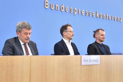Berlin, Deutschland, 29.09.2025: Bundespressekonferenz: Vorstellung des ersten Zwischenberichtes zur Evaluation des Kons-stock-foto
