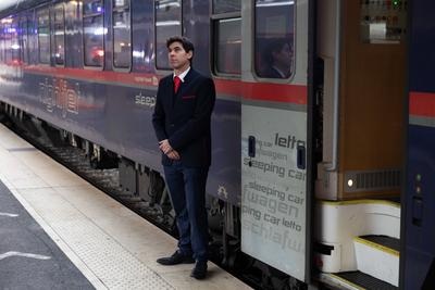 Paris, France, December 12, 2023 - Staff members wait on the platform at the arrival of the Berlin Paris night train nig-stock-foto