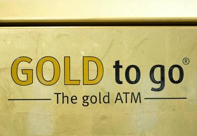 Bildnummer: 58880092  Datum: 06.08.2011  Copyright: imago/IPONGold DEU, Deutschland, Germany, Berlin, 06.08.2011 Verkaufsautomat fuer Goldbarren Gold to Go The Gold ATM bietet Barren von Feingold 999,9 von Heraeus zum Verkauf am im Geschaeft von LaFayette in Berlin. Europaeischer Waehrungsraum, Waehrungsunion, Geld, deutsch, europaeisch, Detail, Detailaufnahme, Bankwesen, Devisen, Finanzkrise, Waehrung, Wirtschaft, Finanzen, Euro, Symbilbild, Symbolfoto, symbolisch, Symbol, Deutschland, Europa, 2011, Inflation, Bankenkrise, Bank, Waehrungsprobleme, QF Querformat, Geldwesen, Oekonomie, Gold, Verkaufsautomat, Verkaufen, Investition, For Sale, Bildschirm, Geld, Preis, Reichtum, Geldautomat, Gesch?ft, Metall, Barren, Bank, Bankwesen, Vermoegen, Goldbarren, Altersvorsorge, Altersruecklage, Wertanlage, Investition, Sicherheit, Wirtschaftskrise, Wert, Wertsteigerung, Edelmetall, Sicherheit, Ruecklage, wertvoll, gelb, Gelbgold, glaenzend, Glanz, golden, Goldfieber, Goldgewinnung, Goldreserve, Goldreserven, Goldwaehrung, Karat, Legierung, Schein, Schimmer, schimmern, schimmernd, Barren, Edelmetall, Feingold, Finanzmarkt, Finanzwesen, Finanzwirtschaft, Geldanlage, Gewichtseinheit, Gold, Goldpreis, Goldreserve, Goldwert, Kapital, Kapitalanlage, Metall, Praegung, Reichtum, sparen, Wert, Wertanlage, wertvoll, Praegung, Edelmetall. PMX Gold s Gold to go ATM vending machine which dispenses Credit Suisse gold bullion bars setup at the LaFayette shopping mail in Berlin. The prices of gold for sale are displayed on the screen. The machine gives the ability to purchase gold bars and coins from the machine with prices being updated in real time. Economy, finance, Germany, German, Europe, money, symbolic image, currency, cash, closeup, close-up, finance cises, European, banking, bank. kbdig 2011 quer Geld deutsch europaeisch Detail Detailaufnahme Bankwesen Devisen Finanzkrise Waehrung Wirtschaft Finanzen Euro Symbilbild Symbolfoto symbolisch Symbol Deutschland Europa 2011 Inflation Bankenkrise Bank Waehrungsprobleme QF Querformat Geldwesen Oekonomie Gold Verkaufsautomat Verkaufen Investition For Sale Bildschirm Preis Reichtum Geldautomat Gesch?ft Metall Barren Vermoegen Goldbarren Altersvorsorge Altersruecklage Wertanlage Sicherheit Wirtschaftskrise Wert Wertsteigerung Edelmetall Ruecklage wertvoll gelb Gelbgold glaenzend Glanz golden Goldfieber Goldgewinnung Goldreserve Goldreserven Goldwaehrung Karat Legierung Schein Schimmer schimmern schimmernd Feingold Finanzmarkt Finanzwesen Finanzwirtschaft Geldanlage Gewichtseinheit Goldpreis Goldwert Kapital Kapitalanlage Praegung sparen Economy finance Germany German Europe money symbolic image currency cash closeup close-up finance cises European banking  58880092 Date 06 08 2011 Copyright Imago  Gold DEU Germany Germany Berlin 06 08 2011 Vending machine for Gold bars Gold to Go The Gold ATM offers Bars from Feingold 999 9 from Heraeus to Sale at in Business from Lafayette in Berlin Europe Eischen  Monetary Union Money German Eisch Europe Detail Details Banking Currencies Financial crisis Currency Economy Finance Euro  Symbolic image symbolic symbol Germany Europe 2011 Inflation Banking crisis Bank  QF Landscape ESSENCE OF MONEY economy Gold Vending machine sell Investment for Sale Screen Money Prize Wealth ATM Business Metal Bars Bank Banking assets Gold bars Pensions Altersruecklage Value system Investment Security Economic crisis Worth Value Precious metal Security Reserves valuable Yellow Yellow gold  Shine Golden Gold fever Gold production Gold reserve Gold reserves  Carat Alloy Licence Shimmer shimmer shimmering Bars Precious metal Feingold Financial market Finance Financial sector Investment Unit weight Gold Gold price Gold reserve Gold value Capital Capital investment Metal Imprinting Wealth Savings Worth Value system valuable Imprinting Precious metal  Gold S Gold to Go ATM vending Machine Which  Credit Suisse Gold Bullion Bars Setup AT The Lafayette Shopping Mail in Berlin The Prices of Gold for Sale are displayed ON The Screen The Machine Gives The ability to Purchase Gold Bars and Coins from The Machine With Prices Being  in Real Time Economy Finance Germany German Europe Money  Image Currency Cash closeup Close up Finance  European Banking Bank Kbdig 2011 horizontal Money German Eisch Europe Detail Details Banking Currencies Financial crisis Currency Economy Finance Euro  Symbolic image symbolic symbol Germany Europe 2011 Inflation Banking crisis Bank  QF Landscape ESSENCE OF MONEY economy Gold Vending machine sell Investment for Sale Screen Prize Wealth ATM Business Metal Bars assets Gold bars Pensions Altersruecklage Value system Security Economic crisis Worth Value Precious metal Reserves valuable Yellow Yellow gold  Shine Golden Gold fever Gold production Gold reserve Gold reserves  Carat Alloy Licence Shimmer shimmer shimmering Feingold Financial market Finance Financial sector Investment Unit weight Gold price Gold value Capital Capital investment Imprinting Savings Economy Finance Germany German Europe Money  Image Currency Cash closeup Close up Finance  European Banking-stock-foto