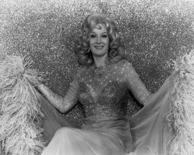 Gisela Schl?ter Die deutsche Kabarettistin Schauspielerin und Moderatorin Gisela Schl?ter in der Se-stock-foto