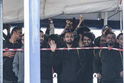 News - Migrants, Sea Watch 5 arrives in Naples-stock-foto