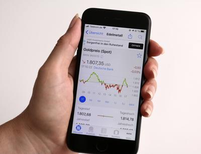 15.07.2020, Eine B?rsen-App auf dem iPhone, in Echtzeit werden die B?rsenpl?tze angezeigt, hier der Goldpreis in US Doll-stock-foto