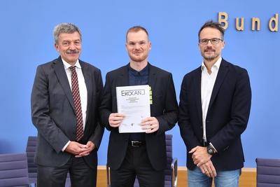 Berlin, Deutschland, 29.09.2025: Bundespressekonferenz: Vorstellung des ersten Zwischenberichtes zur Evaluation des Kons-stock-foto