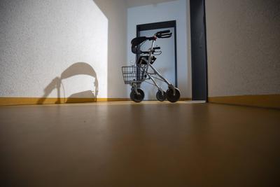 Thema: Rollator im Treppenhaus. Heidelberg Deutschland *** Topic Rollator in staircase Heidelberg Germany Copyright: xUt-stock-foto