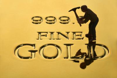 Goldgr?berfigur auf Goldbarren Feingold Feinheitsgrad 999,9 Goldbarren *** Gold digger figure on gold bars fine gold fin-stock-foto