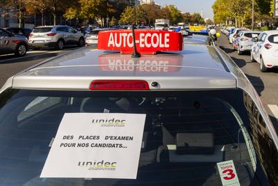 Demonstration by driving schools-stock-foto