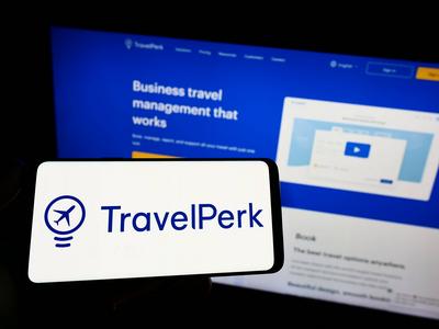 Person holding cellphone with logo of Spanish software company TravelPerk SLU on screen. Stuttgart, Germany - 03-29-2022-stock-foto