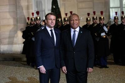French President Emmanuel Macron welcomes The Prime Minister of Madagascar Christian Ntsay (R) prior to a dinner with t-stock-foto